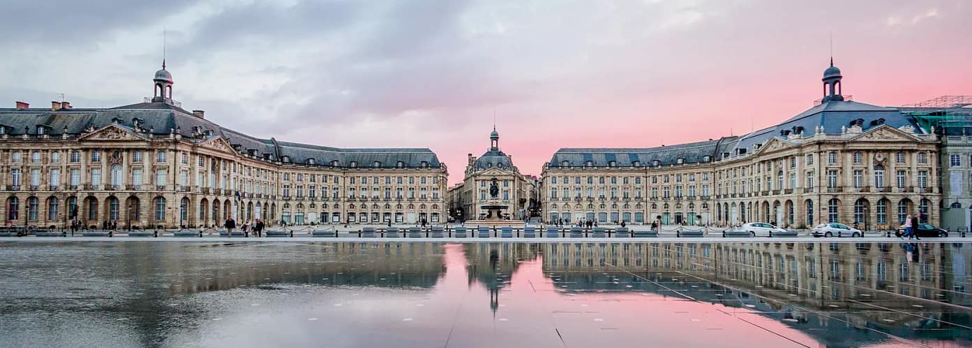 Les activités et loisirs autour de Lacanau. Bordeaux: Reflet de la place de la bourse dans le miroir d'eau