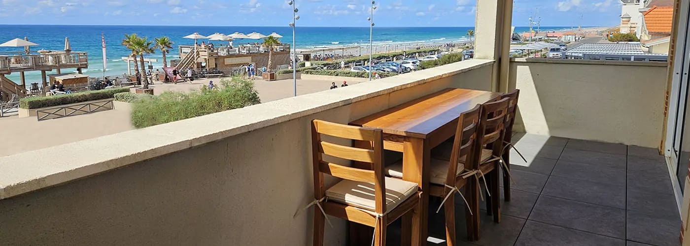 vue depuis la terrasse de l'appartement numéro 1 au1er étage; Un ciel bleu et au loin vue sur la plage nord